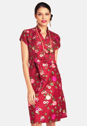 Rotes Blumenkleid mit kurzen Ärmeln, Wickeldesign und bestickten Blumen in Pink und Weiß. Glatter, strukturierter Stoff mit einer gebundenen Taillendetail.