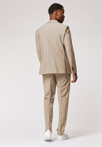 ROY ROBSON COLOURED SUIT ALS DOPPELREIHER - Anzug - beige