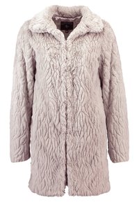 Ljust grått konstpälsjacka med en texturerad vågig mönster, långa ärmar och krage. Har en framknäppning och knälång design.