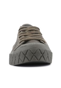 Sneakers marroni con tomaia in tessuto testurizzato, punta rotonda e suola in gomma spessa con motivo a diamante. Presentano lacci piatti e occhielli laterali.