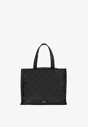 Czarna pikowana torba tote z dwoma uchwytami i małą prostokątną metalową tabliczką z logo na przednim środku.