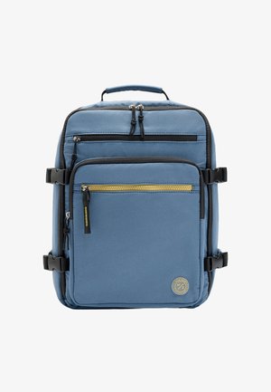 Niebieski prostokątny plecak z kilkoma komorami na zamki błyskawiczne, czarne klamry po bokach oraz okrągła naszywka z logo na przedniej kieszeni.
