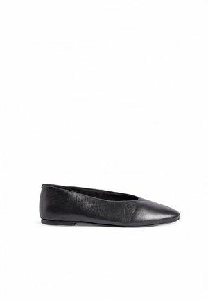 Svarta läderballerinas med spetsig tå, platt sula och en slät yta. Enkelt design utan ytterligare detaljer eller accenter.