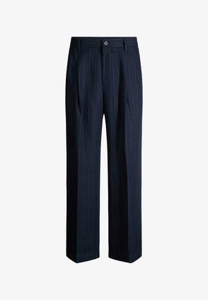Pantalon de tailleur bleu marine à rayures fines avec plis, passants pour ceinture, bouton frontal et fermeture éclair.