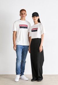 Tommy Jeans ENTRY TEE UNISEX - Camiseta estampada - white