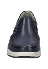 Marineblaue Lederschuhe mit rundem Zehenbereich, weißen Nähten und gepolstertem Innenraum. Sie verfügen über eine flexible Gummisohle. Keine Schnürsenkel oder Verschlüsse.