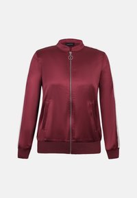 Μπουφάν bomber σε βουργουνδί χρώμα από σατέν, με φερμουάρ μπροστά, γιακά όρθιο, πλαϊνές τσέπες και αντίθετες λευκές ρίγες στα μανίκια.