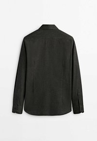 Chemise à manches longues gris foncé avec une finition texturée, dotée d'un col classique, de poignets à boutons et d'un ourlet droit. Vue de dos sans ornements.