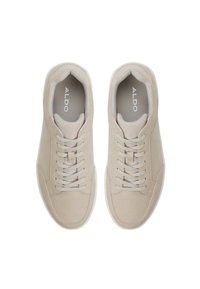 Beige Schnürsneaker aus Wildleder mit glatter Textur, runde Zehenform und minimalistischer Gestaltung. ALDO-Logo auf der Innensohle sichtbar.