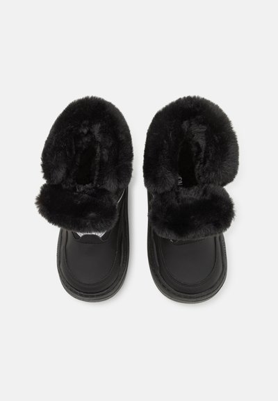 Bottines noires avec doublure en fausse fourrure, bout rond et semelle en caoutchouc texturé. Matériau supérieur doux, conçu pour le confort et la chaleur.