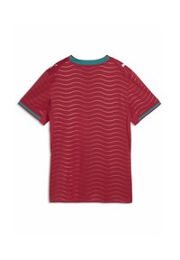 Κόκκινο κοντομάνικο μπλουζάκι με κυματιστ ό μοτίβο, τυρκουάζ γιακά και λεπτομέρειες στα μανίκια, κατασκευασμένο από ελαφρύ, αναπνεύσιμο υλικό.