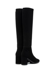 Botas negras por encima de la rodilla, hechas de un tejido suave con tacón cuadrado; detalles de costura en la parte superior y textura lisa en todo.