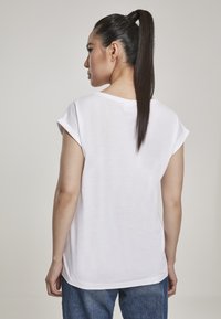 Urban Classics EXTENDED SHOULDER TEE - Základné tričko - white
