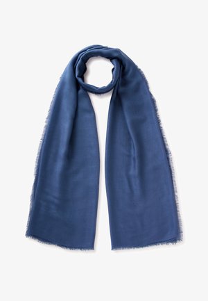 Écharpe bleue longue et rectangulaire avec des bords effilochés, roulée légèrement en haut, présentée sur un fond blanc.