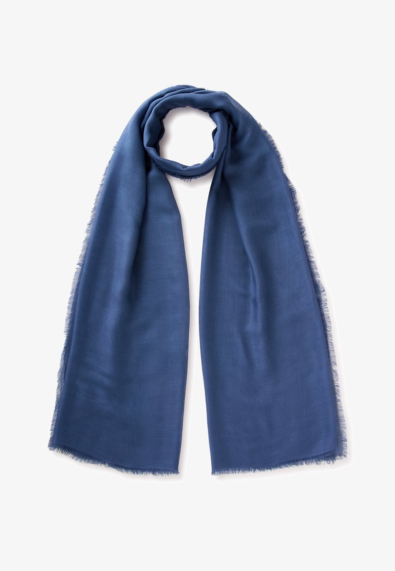 Dlouhý obdélníkový modrý šátek s třepenými okraji, volně srolovaný na vrchu, zobrazený na bílém pozadí.