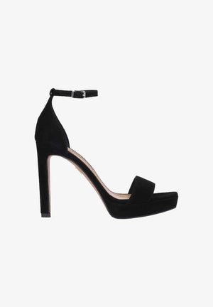 Sandales à talons hauts en daim noir avec bride à la cheville, bout ouvert et plateforme, présentant une silhouette élégante et une texture lisse.