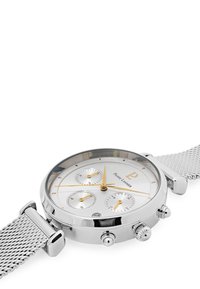 Orologio in acciaio inox argentato con bracciale a rete, tre sotto-quadranti, dettagli in oro e un quadrante trasparente con indicatori delle ore a 12 e logo.