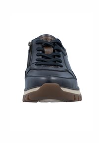 Zapatilla de cuero navy con cordones negros, cremallera lateral, suela beige y detalles texturizados. Diseño de punta redondeada y plantilla acolchada.