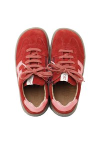 Zapatillas de gamuza roja con acentos rosas, diseño de cordones y suela de goma. Cuentan con cremalleras laterales para facilitar su uso. Interior texturizado.