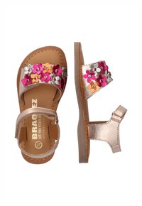 Bronzen sandalen van leer; bloemige versieringen in roze, oranje en zilver op de bovenkant; gespband voor aanpassing; platte zool.