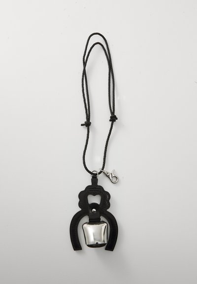 Svart läderhalsband med en silverklocka i hängande pendel, utrustat med ett dekorativt spänne och flätad snodd. Texturen är slät med en polerad yta.
