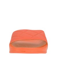 Oranje slide-sandaal met een gequiltde textuur en een open te ontwerp, met een vlakke zool en zonder versieringen of hardwaredetails zichtbaar.