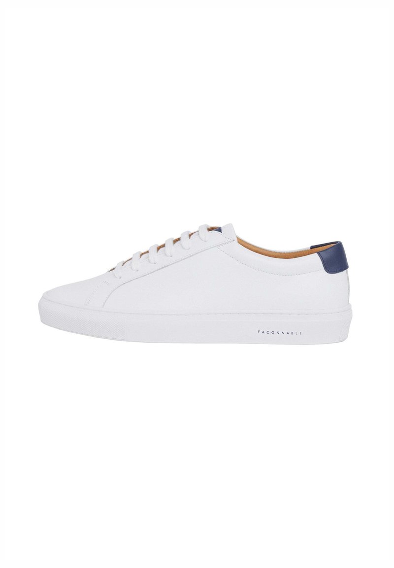 Weiße Leder-Sneaker mit glatter Oberfläche, ausgestattet mit einem navy-farbenen Absatz, runden Schnürsenkeln und einer Gummisohle mit minimaler Markenkennzeichnung.