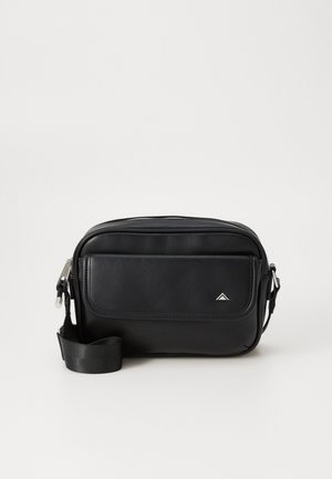 Svart skinn crossbody-veske med rektangulær form, glidelås, frontlomme og justerbar stropp. Har en liten logo på forsiden.