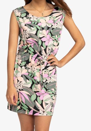 Knee-length mekko, jossa on musta tausta, vaaleanpunaisia ja vihreitä kuvioita, sekä kietaisuhihnalla varustettu vyötärö.