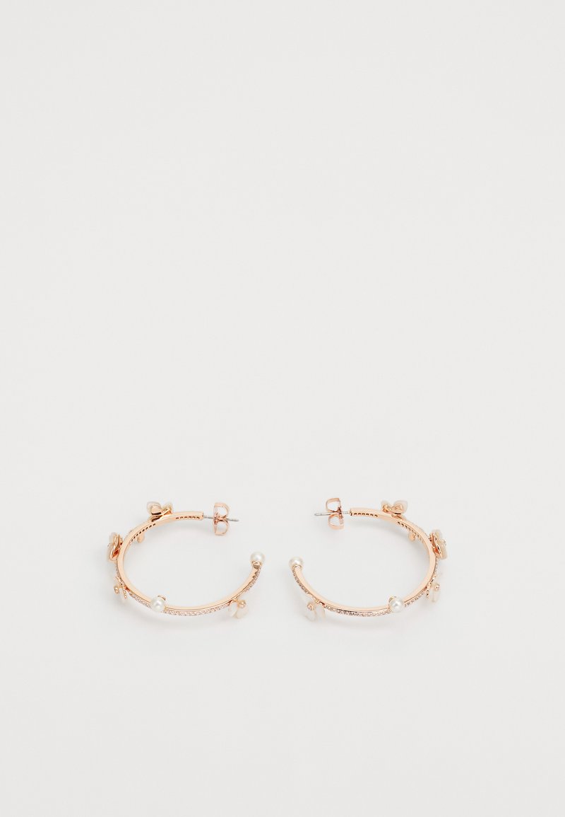 Náušnice ve tvaru kruhu z růžového zlata s malými dekorativními prvky a umělými perlami. Hladký povrch, kulatý tvar, s uzávěrem na šroub.