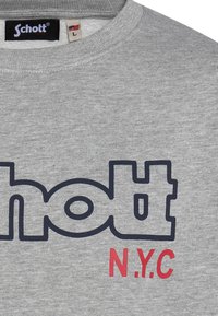 Felpa grigia con grande logo "Schott" blu scuro e testo "N.Y.C." rosso. Realizzata in materiale morbido, con collo a costine.