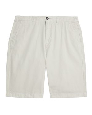 Lichtbeige shorts tot over de knie met steekzakken aan de voorkant, riemlussen, knoopsluiting en een nette, gladde stof.