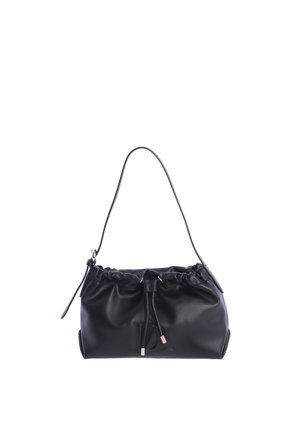 Bolso de hombro de cuero negro con correa ajustable y cierre frontal con cordón y puntas metálicas, exhibido sobre fondo blanco.