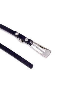 Cintura in pelle nera con una finitura testurizzata, dotata di una fibbia e chiusura in metallo argentato. La fibbia ha un design elegante e allungato.