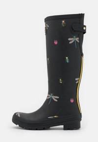 Botte de pluie en caoutchouc noire ornée de motifs d'insectes colorés, y compris des abeilles et des libellules, avec une bande jaune contrastée sur le côté.