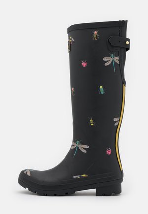 Bota de lluvia de goma negra con patrones coloridos de insectos, incluyendo abejas y libélulas, con una franja amarilla de contraste a lo largo del costado.