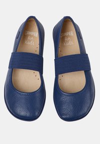Niebieskie skórzane buty dziecięce z okrągłym noskiem, elastycznym paskiem wokół śródstopia i gładką teksturą wnętrza. Minimalne perforacje.
