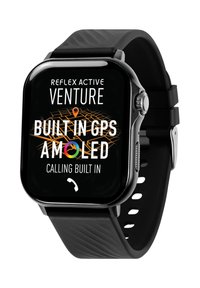 Orologio smartwatch nero con display AMOLED quadrato che presenta testi e icone colorate. Cinturino in silicone con perforazioni per la traspirabilità.