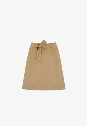 Beżowa bawełniana spódnica z wiązanym paskiem, z dwiema kieszeniami po bokach, prostym krojem i detalami szwów na przodzie dla nadania struktury.