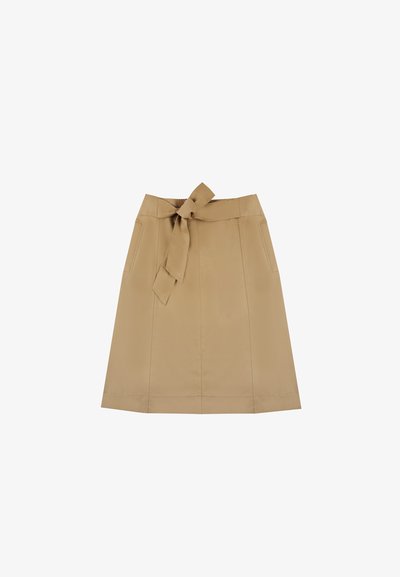 Jupe en coton beige avec taille cintrée, dotée de deux poches latérales, d'une coupe droite et de coutures sur le devant pour la structure.