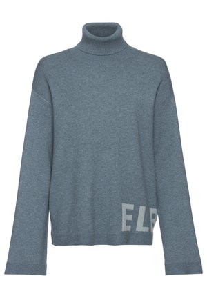 Blaues Rollkragenpullover aus weichem Strickstoff, mit überschnittenen Schultern und einem grauen "ELP"-Grafikdesign auf der unteren linken Seite.