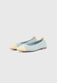 Φλατ παπούτσια από σουέντ σε ανοιχτό μπλε χρώμα με κίτρινη μύτη, χαμηλό τακούνι και στρογγυλεμένο σχήμα, διαθέτουν σχεδιασμό που φοριέται εύκολα και λεία υφή.