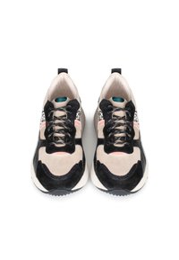 Le scarpe da ginnastica nere e beige presentano materiali in camoscio e rete, una lavorazione complessa dei lacci e una suola texturizzata, con un accento rosa a contrasto.