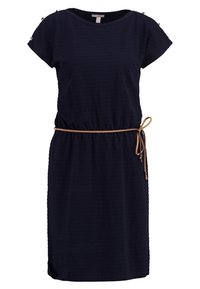 Vestido azul marino con mangas cortas, tejido texturizado, cintura elástica y un cinturón marrón. Presenta botones decorativos en los hombros.