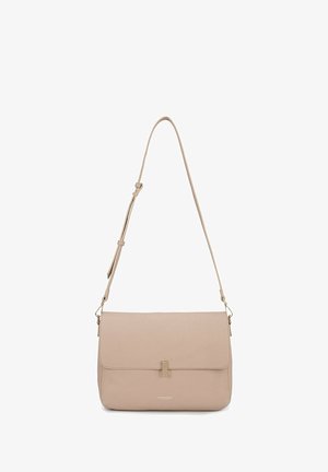 Sac bandoulière en cuir beige avec une fermeture à rabat, une sangle réglable et un détail de logo discret. Texture lisse avec des accents matériels minimaux.