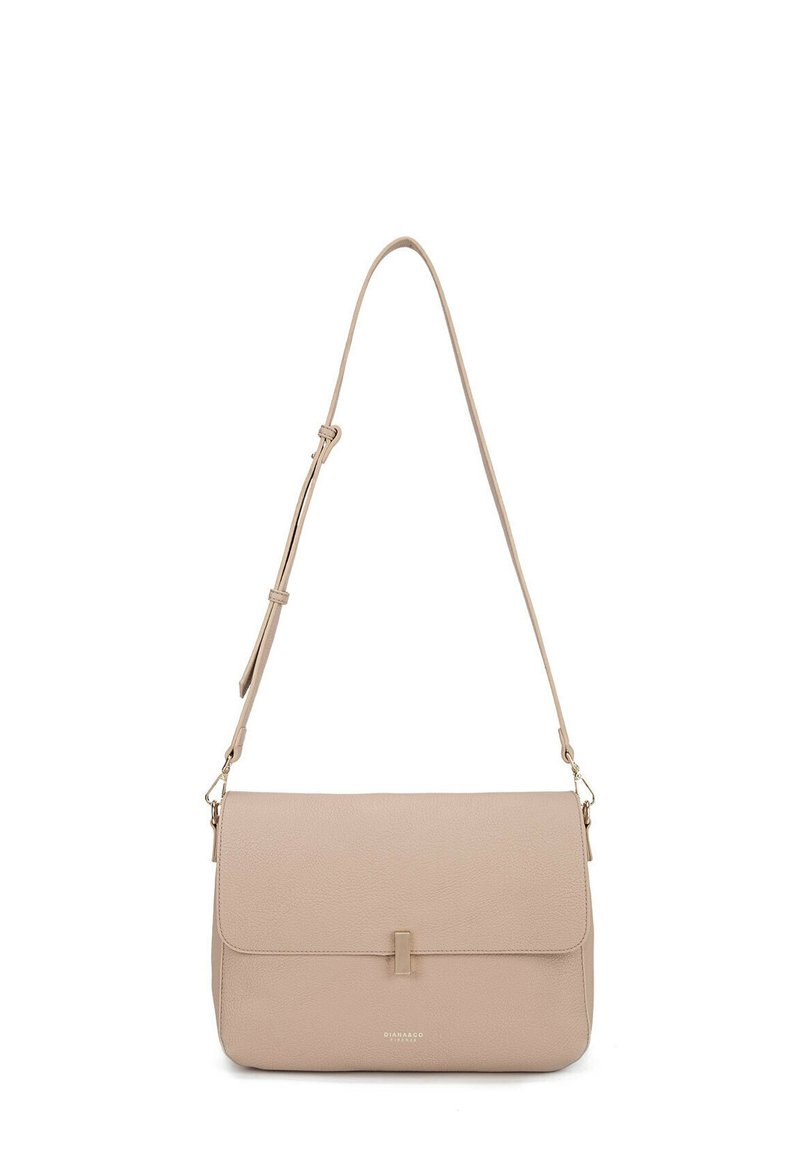 Borsa a tracolla in pelle beige con chiusura a patta, tracolla regolabile e dettagli del logo discreti. Texture liscia con minimi accessori in metallo.