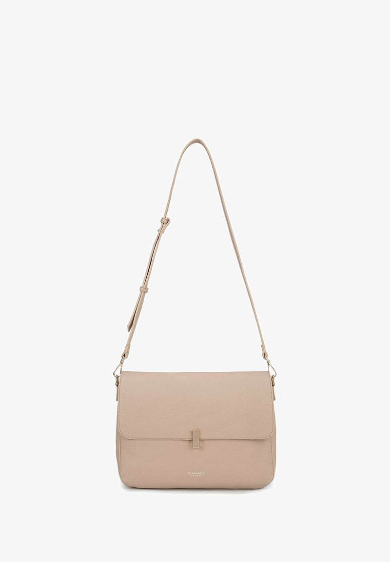 Borsa a tracolla in pelle beige con chiusura a patta, tracolla regolabile e dettagli del logo discreti. Texture liscia con minimi accessori in metallo.