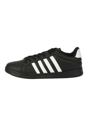 Czarny niski sneaker z białą łatką na pięcie i trzema białymi paskami po boku, czarne sznurowadła i płaska gumowa podeszwa.