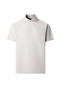 Polo de color gris claro hecho de mezcla de algodón, con cuello clásico, mangas cortas, tapeta de tres botones y textura suave.