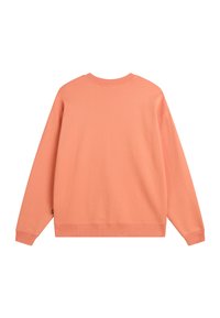 Sudadera de cuello redondo en color coral claro, con mangas largas y puños y dobladillo acanalados, exhibida plana con el lado posterior hacia arriba sobre un fondo blanco.